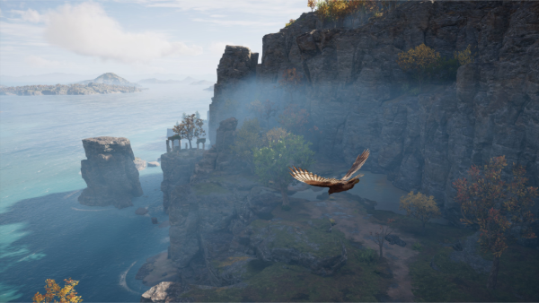 Ícaro, el águila que acompaña a Kassandra, volando cerca de la costa