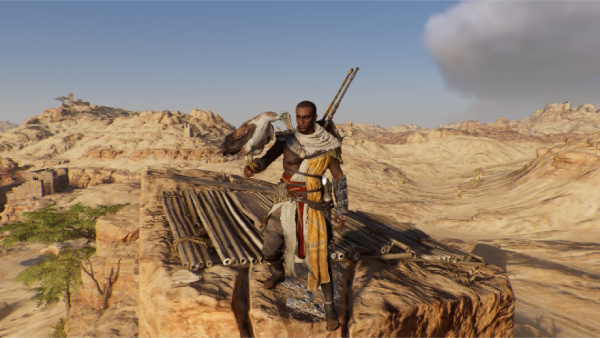Bayek sujetando con el brazo derecho a Senu, su águila protectora