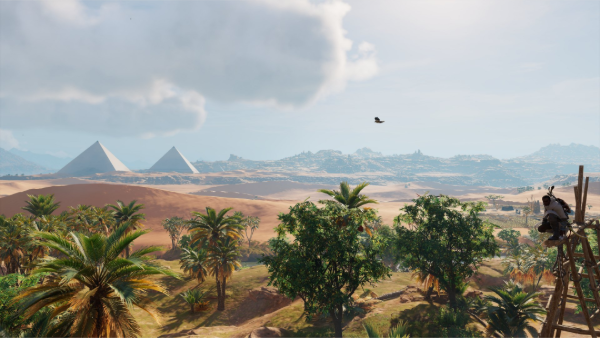 Bayek observando las pirámides desde lo alto