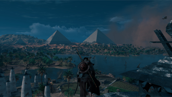 Bayek observando las pirámides al anochecer